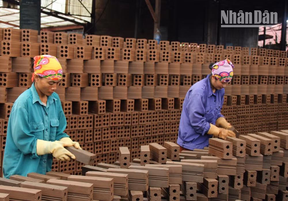 Công nhân Nhà máy gạch tuynel Mộc Châu trong ngày đầu ra quân đầu Xuân.