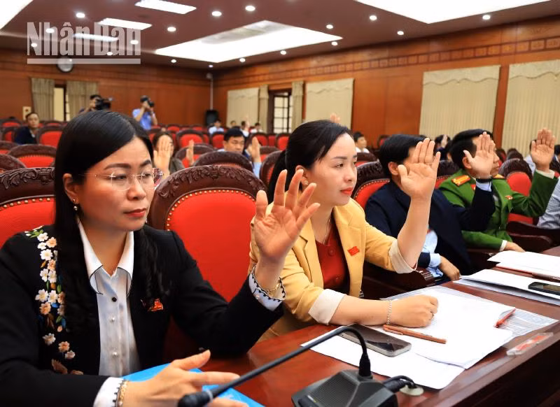 Các đại biểu biểu quyết thông qua các nghị quyết tại kỳ họp chuyên đề thứ 18, Hội đồng nhân dân tỉnh Sơn La, khóa 15, nhiệm kỳ 2021-2026.