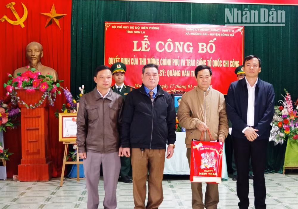 Lãnh đạo huyện Sông Mã trao quà cho thân nhân gia đình liệt sĩ Quàng Văn Tiếp.