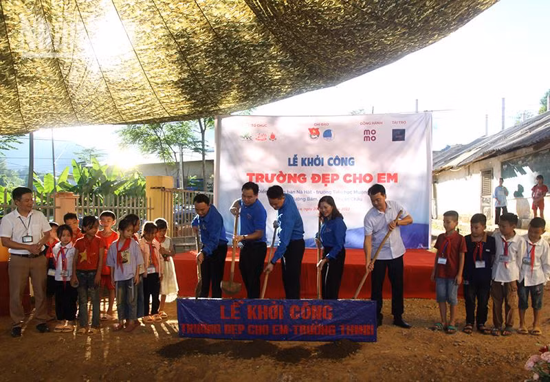 Khởi công công trình "Trường đẹp cho em" tại điểm trường bản Nà Hát, Trường tiểu học Mường Bám 1, xã Mường Bám, huyện Thuận Châu. (Ảnh: Phan Thảo)