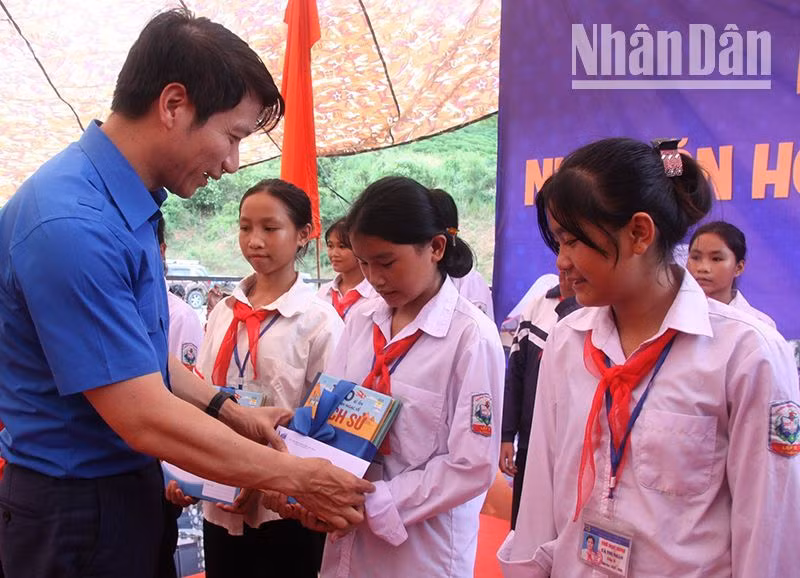 Trao học bổng cho thiếu nhi dân tộc thiểu số có hoàn cảnh khó khăn là con em đồng bào dân tộc La Ha. (Ảnh: Phan Thảo)