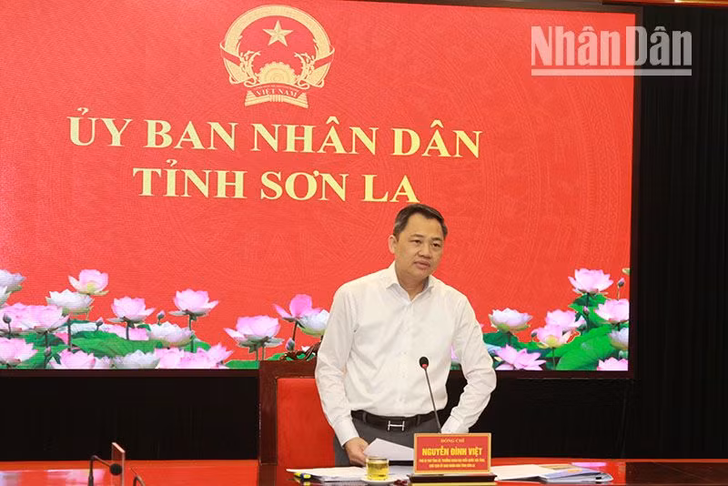 Đồng chí Nguyễn Đình Việt, Phó Bí thư Tỉnh ủy, Chủ tịch Ủy ban nhân dân tỉnh Sơn La yêu cầu các sở, huyện, thị xã cần đẩy nhanh tiến độ triển khai các dự án, bảo đảm an toàn về người và tài sản cho các hộ dân khu vực triển các khai dự án.