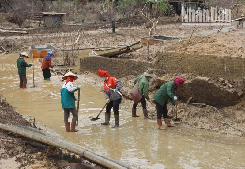 Thành phố Sơn La cũng đã huy động được người dân ở các bản đến hỗ trợ, giúp người dân bản Phiêng Nghè dọn dẹp bùn đất do mưa lũ.