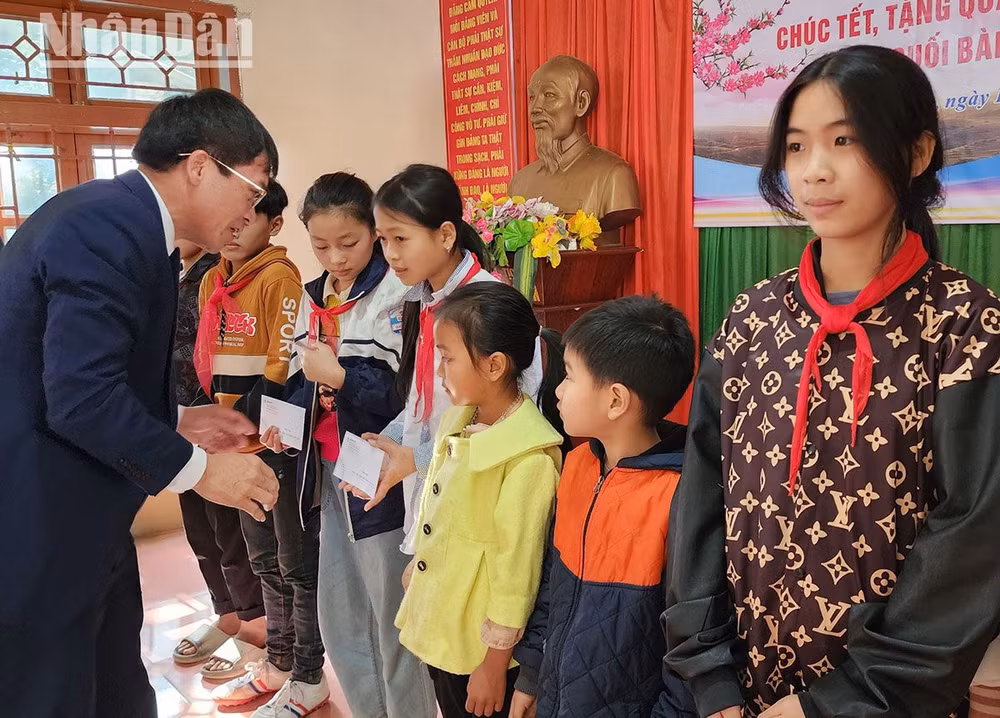 Trao quà Tết cho học sinh nghèo vượt khó của xã Suối Bàng.