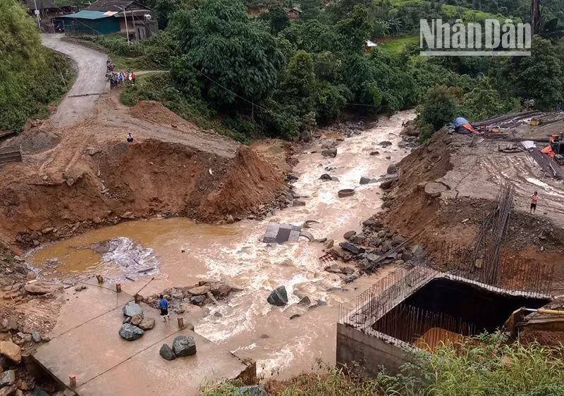 Nước lớn đã cuốn trôi 10m đoạn đường tránh thuộc tỉnh lộ 112, đoạn chạy qua bản Sồng Chống, xã Xím Vàng, huyện Bắc Yên.