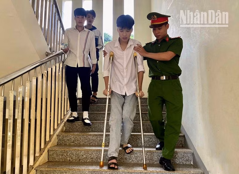 Cán bộ Công an huyện Vân Hồ, tỉnh Sơn La hỗ trợ thí sinh di chuyển trong các ngày thi.