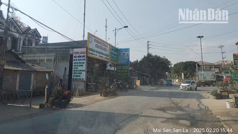 Phòng khám "Sức sống mới" cùng một quầy thuốc bên cạnh, tại tiểu khu 17, thị trấn Hát Lót, huyện Mai Sơn cũng hoạt động không phép trong bao năm qua. 