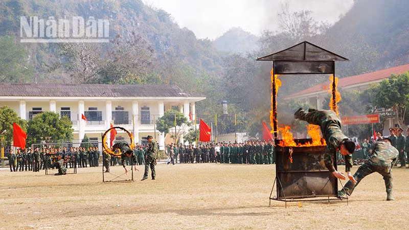 Các chiến sĩ Bộ Chỉ huy Quân sự và Bộ Chỉ huy Bộ đội Biên phòng tỉnh Sơn La biểu diễn nhảy qua vòng lửa.