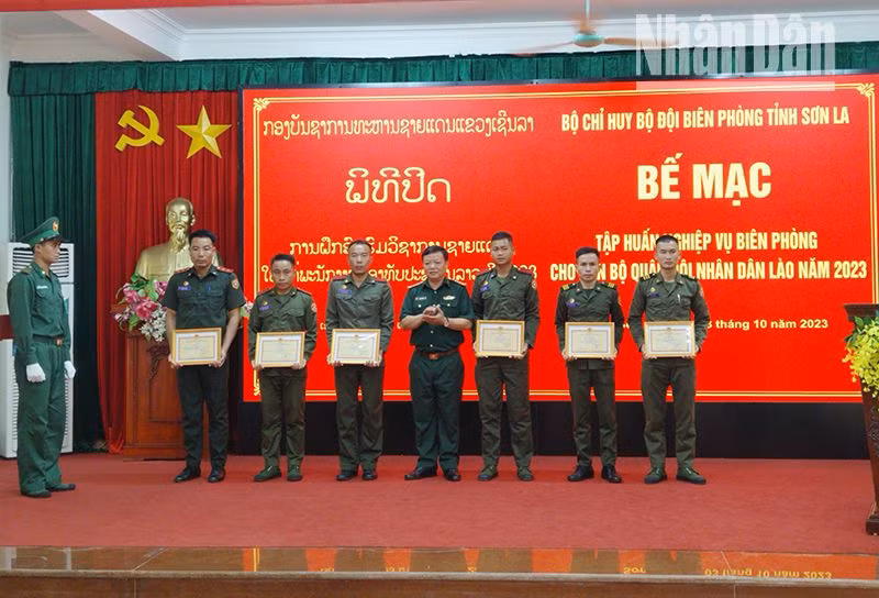 Lãnh đạo Bộ Chỉ huy Bộ đội Biên phòng tỉnh Sơn La trao giấy khen cho các cá nhân có thành tích tốt trong quá trình tập huấn. (Ảnh: Vì Hiện)