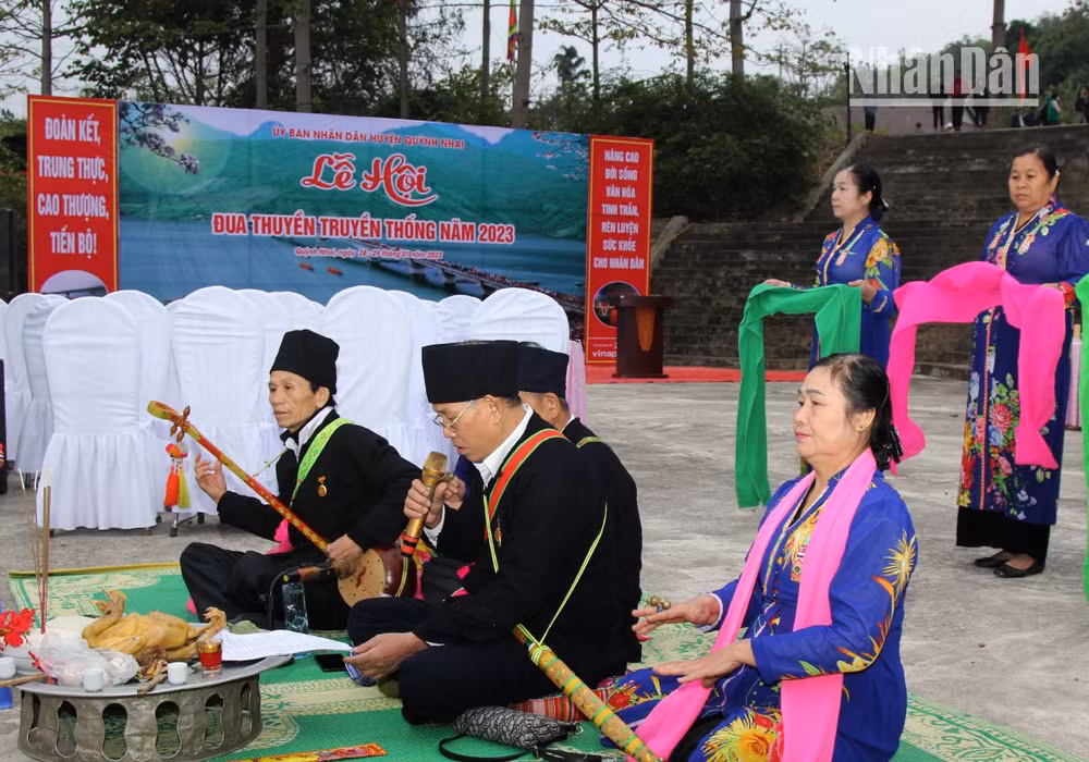 Nghi lễ dâng hương cầu mong một năm mới tốt đẹp, mùa màng bội thu...trước khi diễn ra Lễ hội đua thuyền truyền thống trên sông Đà.