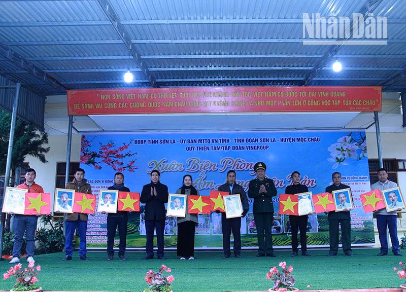 Lãnh đạo Bộ Chỉ huy Bộ đội Biên phòng tỉnh Sơn La, Ban Dân vận tỉnh Sơn La tặng Cờ Tổ quốc, cờ Đảng và ảnh Bác Hồ cho các bản xã biên giới Chiềng Khừa.