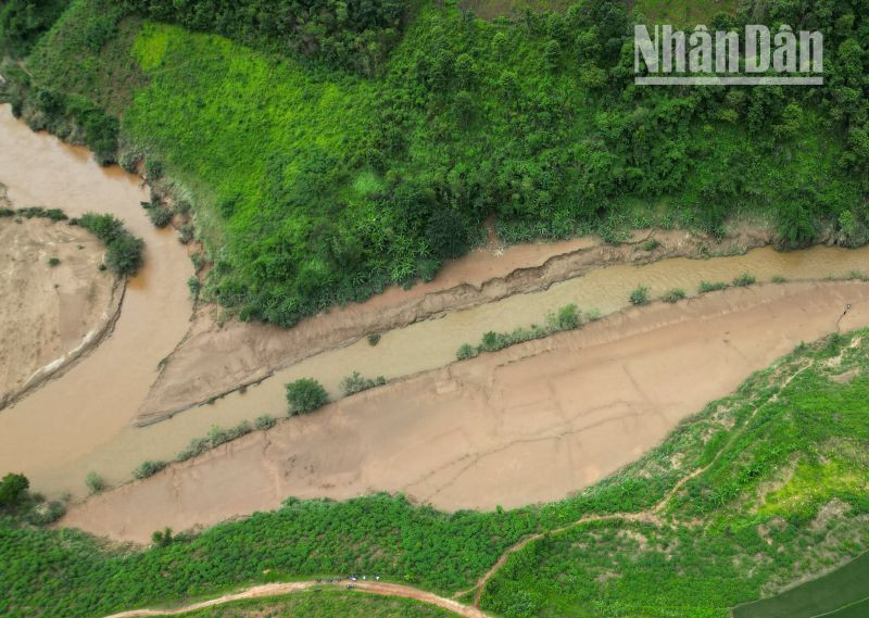 Tháng 6/2024, nhiều hộ dân tại bản Nà Nôm, xã Long Hẹ đã phải cải tạo ruộng lại lần 2 để trồng lúa nhưng sau đó vẫn bị ngập và mất trắng.