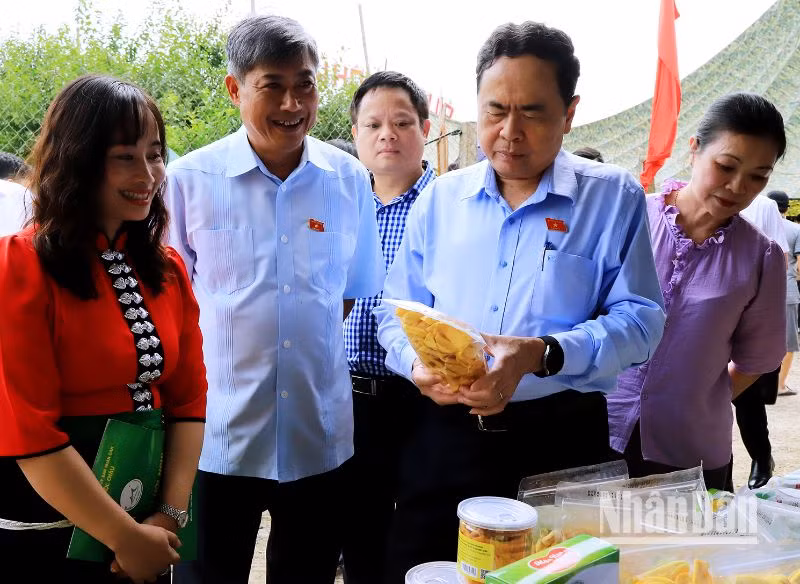 Đồng chí Trần Thanh Mẫn thăm gian trưng bày nông sản tại huyện Mộc Châu.