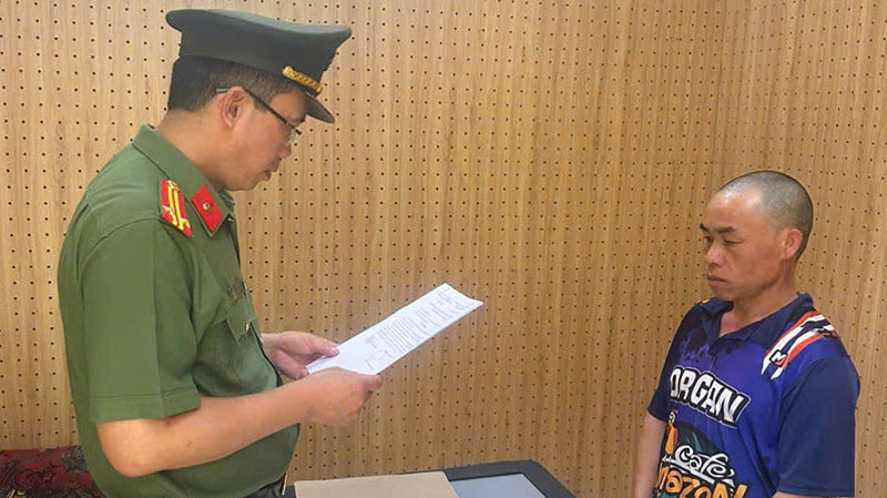 Cơ quan An ninh điều tra Công an tỉnh Sơn La thi hành quyết định khởi tố bị can và ra lệnh tạm giam đối với đối tượng Tráng A Và.
