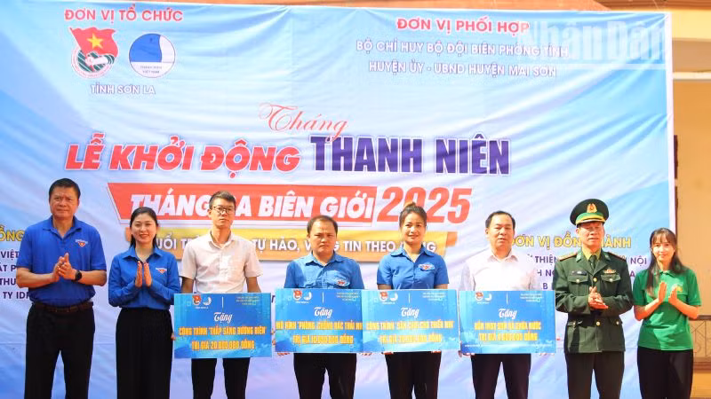 Lãnh đạo Bộ đội Biên phòng tỉnh, Tỉnh Đoàn, Huyện ủy Mai Sơn và trao tặng các mô hình, công trình cho các đơn vị thuộc xã Phiêng Pằn.