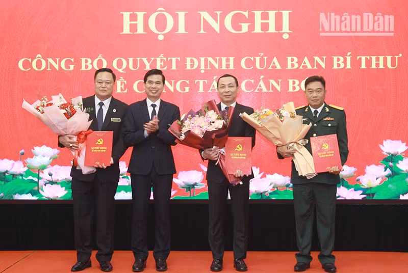 Đồng chí Hoàng Quốc Khánh, Bí thư Tỉnh ủy Sơn La trao quyết định và hoa chúc mừng các đồng chí được Ban Bí thư chuẩn y và chỉ định tham gia Ban Thường vụ Tỉnh ủy, Ban Chấp hành Đảng bộ tỉnh Sơn La nhiệm kỳ 2020-2025.