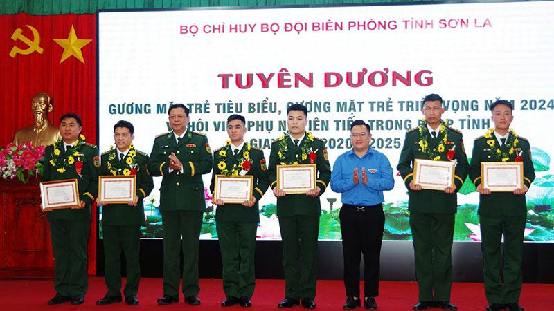 Lãnh đạo Bộ Chỉ huy Bộ đội Biên phòng tỉnh và Tỉnh đoàn Sơn La trao tặng danh hiệu cho các gương mặt trẻ tiêu biểu.
