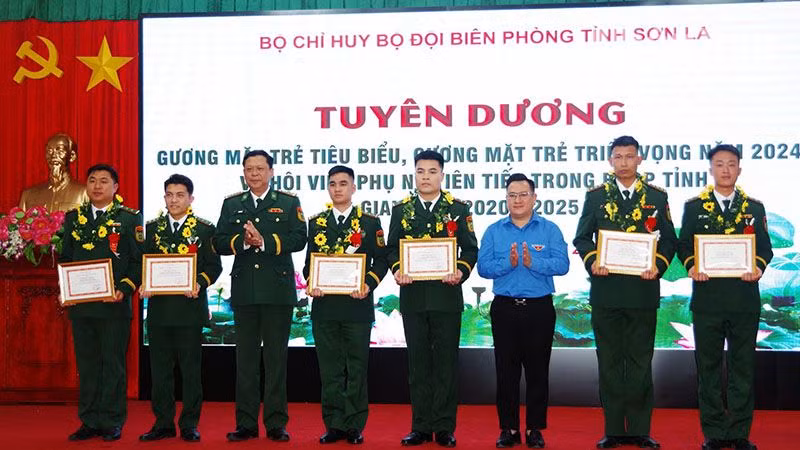 Lãnh đạo Bộ Chỉ huy Bộ đội Biên phòng tỉnh và Tỉnh đoàn Sơn La trao tặng danh hiệu cho các gương mặt trẻ tiêu biểu.