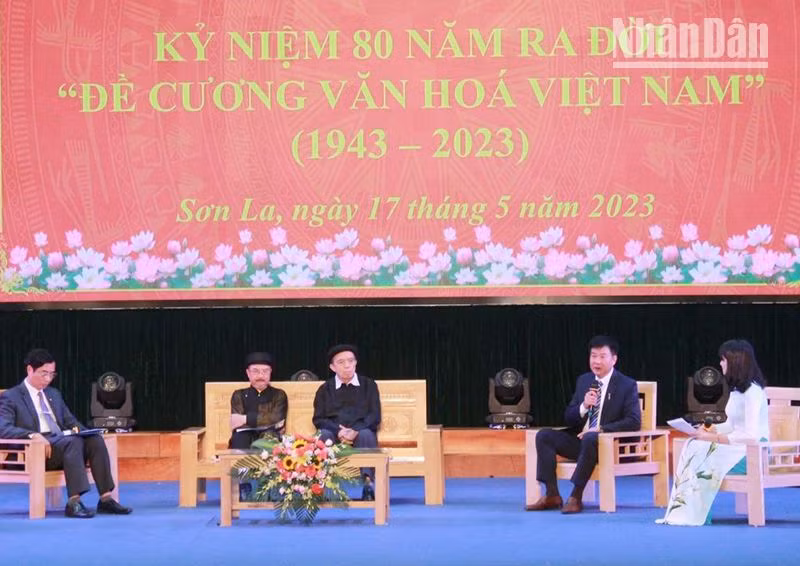 Các đại biểu giao lưu, trao đổi về tầm vóc và ý nghĩa của “Đề cương về Văn hóa Việt Nam”.