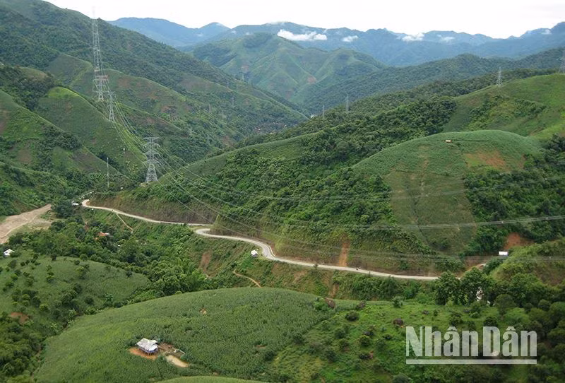 Tuyến Quốc lộ 37 nối huyện Mai Sơn với Bắc Yên được đầu tư, nâng cấp, góp phần thông thương hàng hóa và việc đi lại cũng được thuận lợi hơn.