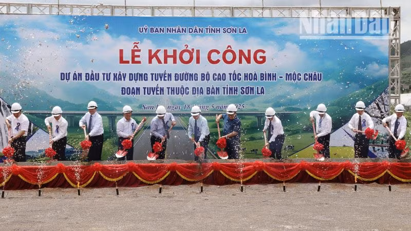 Các đại biểu thực hiện nghi thức động thổ thực hiện dự án khởi công tuyến đường bộ cao tốc Hòa Bình-Mộc Châu.