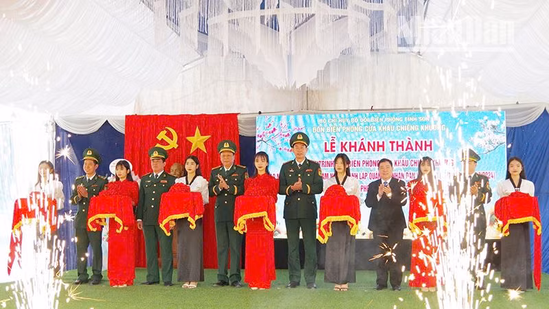 Các đại biểu cắt băng khánh thành Đồn Biên phòng Cửa khẩu Chiềng Khương.