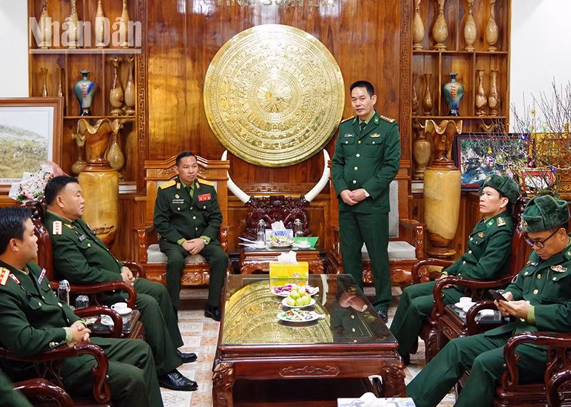 Bộ Chỉ huy Bộ đội Biên phòng tỉnh Sơn La và Bộ Chỉ huy Quân sự tỉnh Huaphanh, nước bạn Lào trao đổi tình hình quản lý, bảo vệ biên giới trong thời gian qua của hai bên.