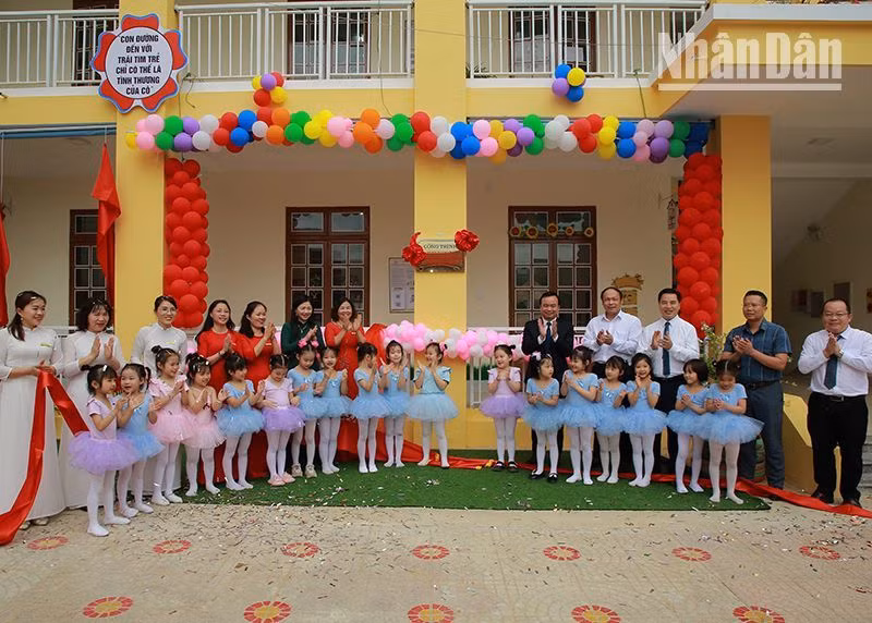 Đồng chí Hà Trung Chiến, Ủy viên Ban Thường vụ Tỉnh ủy Sơn La, Bí thư Thành ủy Sơn La cùng các đại biểu khánh thành Trường mầm non Chiềng Lề.