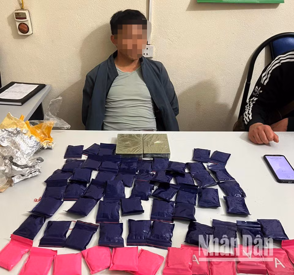 Đối tượng Hạng A Xà cùng tang vật tại cơ quan chức năng.