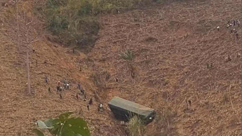 Chiếc xe ô-tô đầu kéo đã lao xuống vực sâu khu vực bản Chẹn, xã Mường Khoa, huyện Bắc Yên. (Ảnh: Người dân cung cấp)