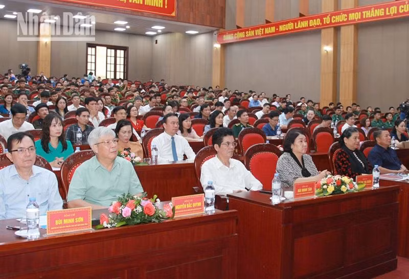 Các đại biểu dự tọa đàm.