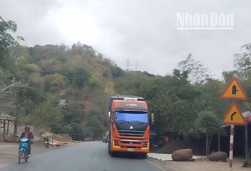 Mặc dù đã được các lực lượng chức năng thông báo, nhắc nhở trước đó, nhưng một số lái xe điều khiển phương tiện vẫn cố tình đỗ xe ngược chiều trên tuyến Quốc lộ 6, đoạn chạy qua huyện Yên Châu, tỉnh Sơn La, tiềm ẩn nguy cơ gây tai nạn giao thông.