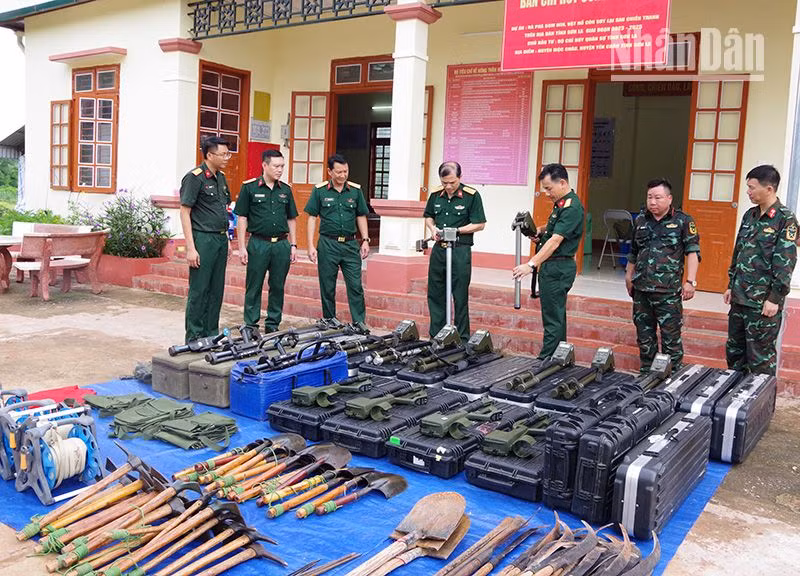 Đoàn kiểm tra của Binh chủng Công binh, Bộ Quốc phòng kiểm tra dụng cụ rà phá bom, mìn, vật nổ.