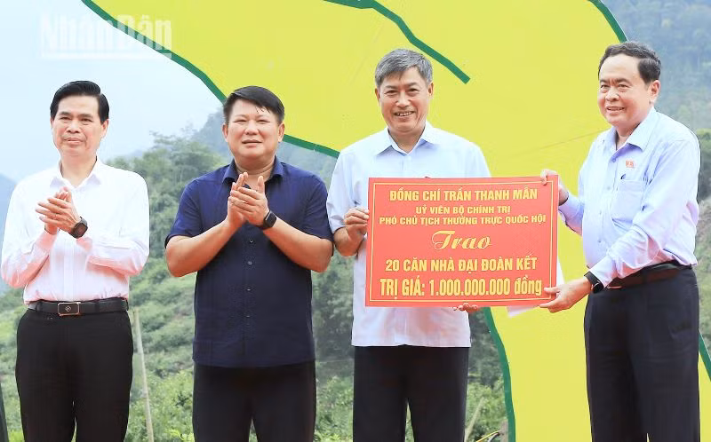 Đồng chí Trần Thanh Mẫn hỗ trợ tỉnh Sơn La 1 tỷ đồng để xóa nhà tạm cho các hộ nghèo.