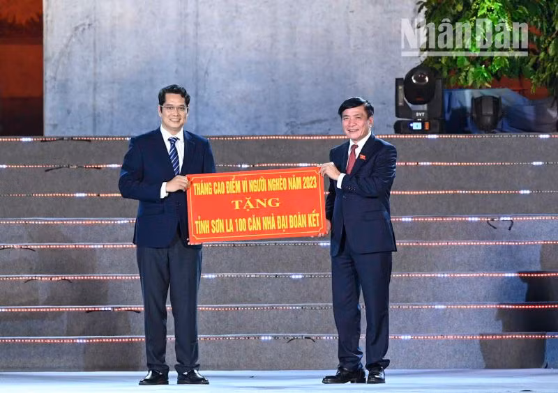 Tổng Thư ký, Chủ nhiệm Văn phòng Quốc hội Bùi Văn Cường trao tặng 100 căn nhà Đại đoàn kết cho tỉnh Sơn La. (Ảnh: Duy Linh)