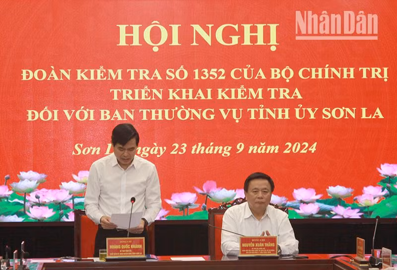 Đồng chí Hoàng Quốc Khánh, Bí thư Tỉnh ủy, Chủ tịch Ủy ban nhân dân tỉnh Sơn La báo cáo với Đoàn kiểm tra công tác chuẩn bị hồ sơ, tài liệu.