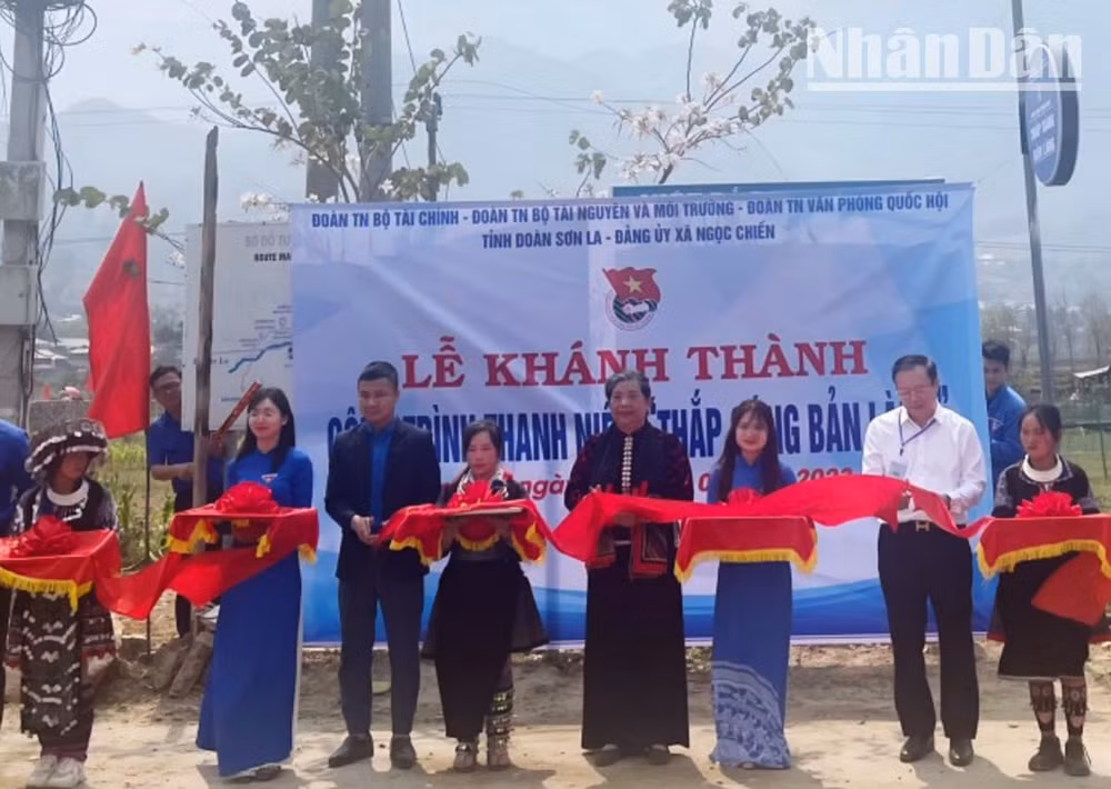 Đồng chí Tòng Thị Phóng và các đại biểu cắt băng khánh thành công trình “Ánh sáng bản làng” tại xã Ngọc Chiến, huyện Mường La.