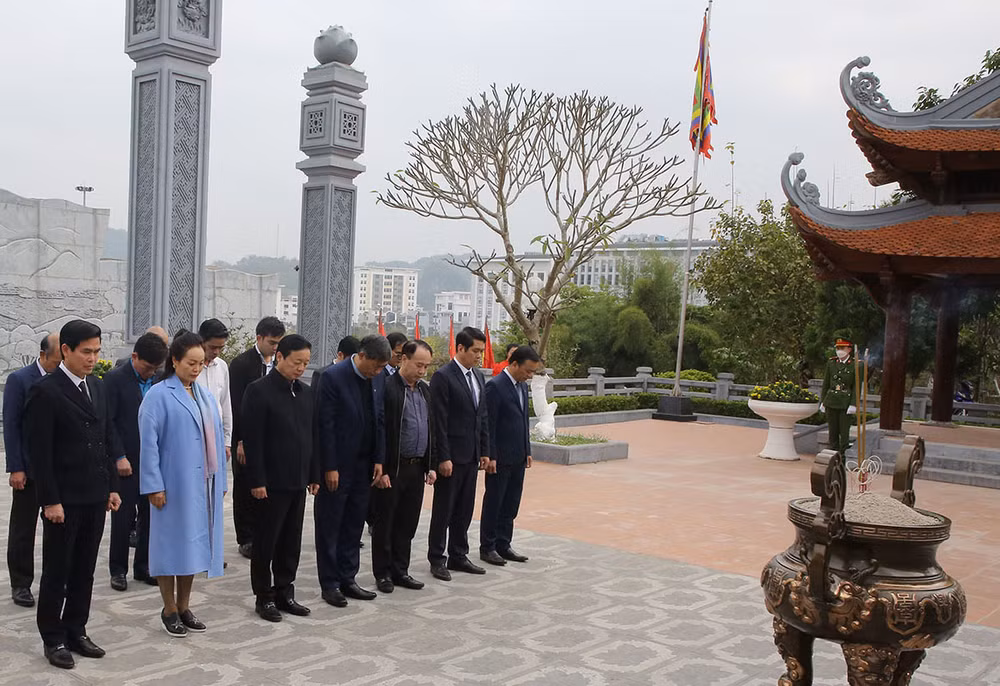 Đoàn công tác đồng chí Phó Thủ tướng Chính phủ Trần Hồng Hà đã đến thắp hương, dâng hoa Chủ tịch Hồ Chí Minh, Đền thờ Bác Hồ tại Quảng trường Tây Bắc.