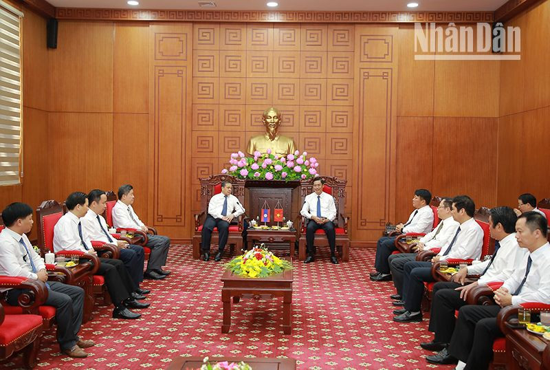 Đồng chí Sengphet Houngboungnuang, Đại sứ đặc mệnh toàn quyền nước Cộng hòa Dân chủ Nhân dân Lào cùng đoàn công tác chào xã giao lãnh đạo tỉnh Sơn La.