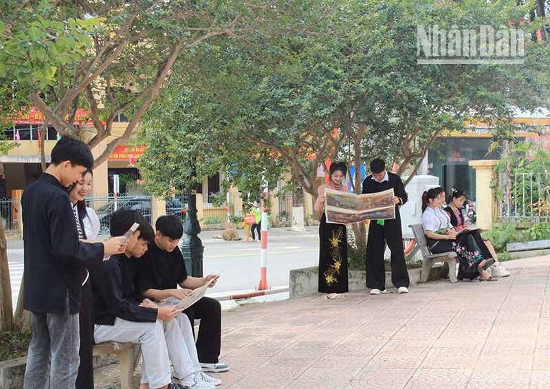 Ấn phẩm phụ san đặc biệt tranh Panorama “Chiến dịch Điện Biên Phủ” được nhiều độc giả ở Sơn La hào hứng đón nhận.