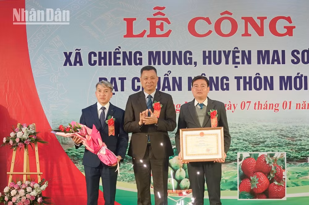 Lãnh đạo Ủy ban nhân dân tỉnh Sơn La trao Bằng công nhận xã đạt chuẩn nông thôn mới cho xã Chiềng Mung.