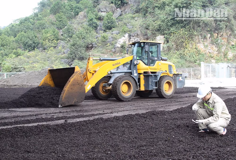 Nguyên liệu sản xuất phân bón từ rác thải, phụ phế phẩm của các nhà máy, cơ sở chế biến nông sản.