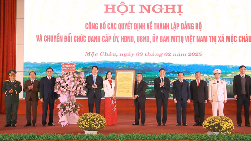 Đồng chí Hoàng Quốc Khánh, Bí thư Tỉnh ủy Sơn La trao Quyết định thành lập Đảng bộ thị xã Mộc Châu.