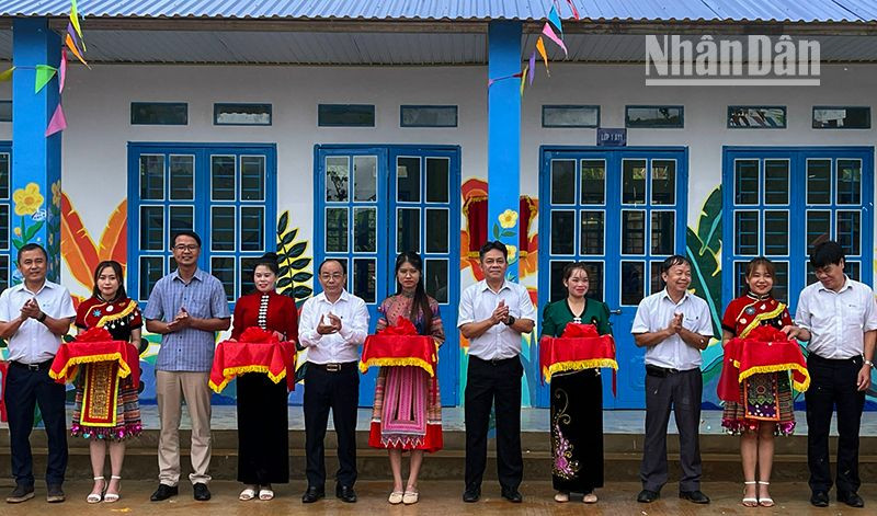 Các đại biểu cắt băng khánh thành Điểm trường mầm non, tiểu học bản Giạng Phổng, xã Ngọc Chiến, huyện Mường La, tỉnh Sơn La.
