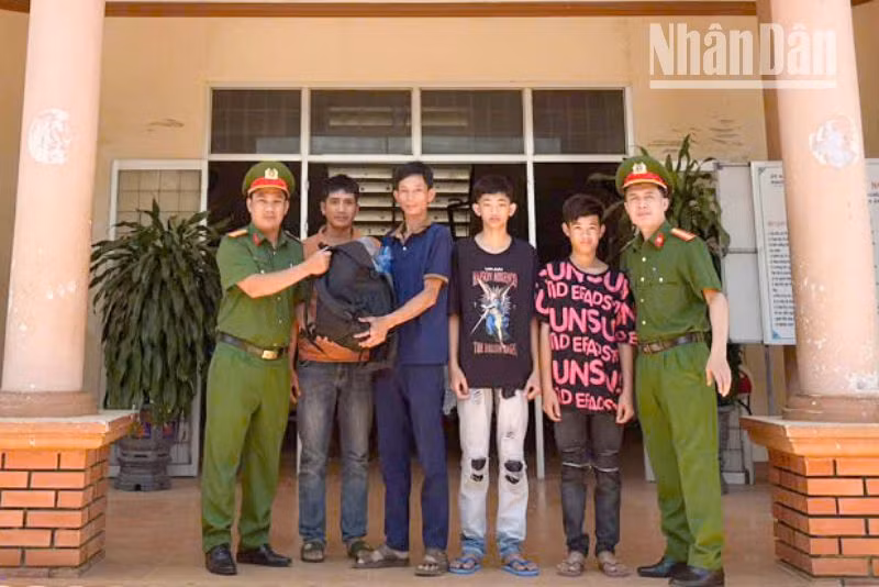 Hai thanh niên cùng phụ huynh tại Công an phường Hoài Đức, Thị xã Hoài Nhơn, tỉnh Bình Định.