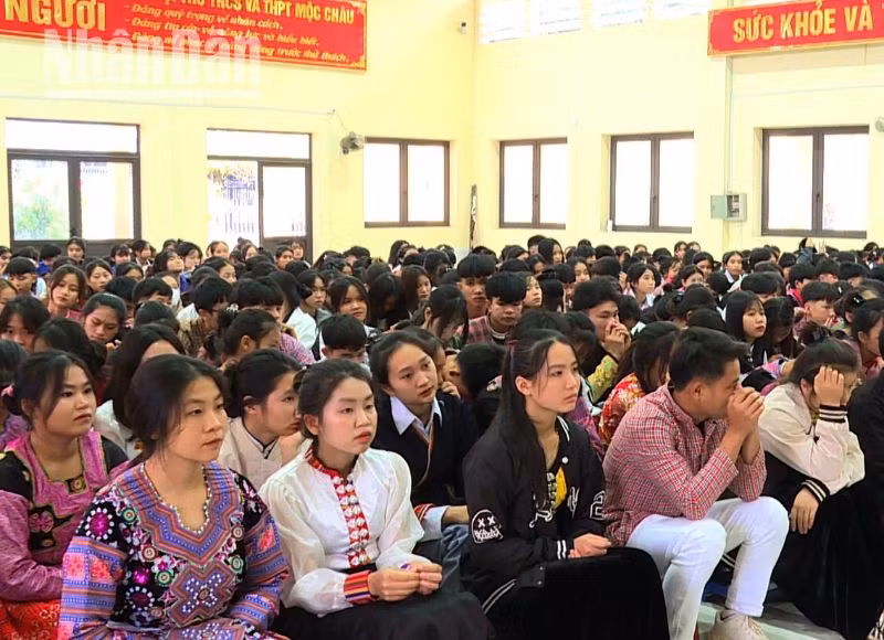 Đoàn viên, thanh niên các trường học tham gia chương trình tuyên truyền về chủ quyền an ninh biên giới quốc gia. (Ảnh: Vì Hiện)