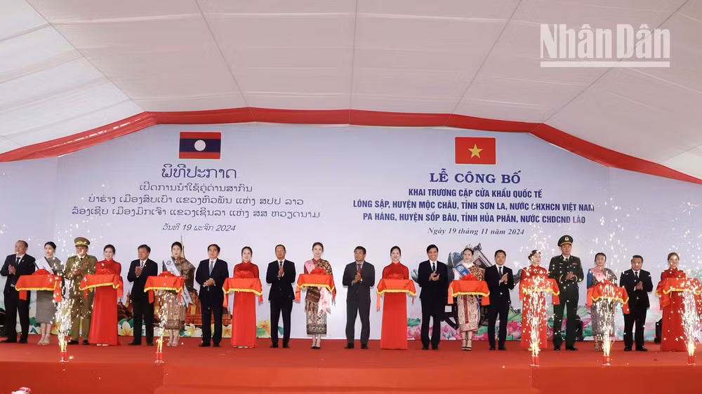 Đại diện các bộ, ngành, các tỉnh 2 nước Việt Nam-Lào thực hiện nghi lễ cắt băng khai trương cặp Cửa khẩu quốc tế Lóng Sập-Pa Háng.