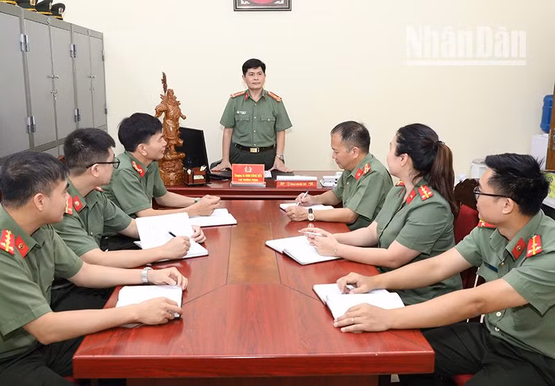 Cán bộ, chiến sĩ Công an tỉnh Sơn La triển khai các biện pháp phòng ngừa tội phạm trên không gian mạng.