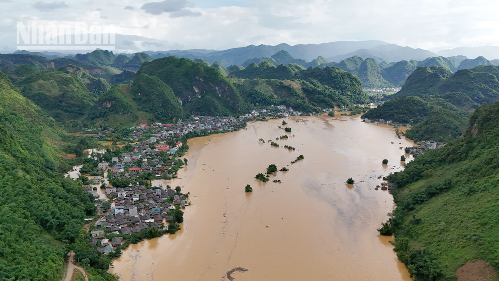 Mưa lũ đã gây ngập úng hơn 270 hộ tại các bản của xã Tông Cọ, huyện Thuận Châu, trong đó có 39 hộ bị ngập hoàn toàn.