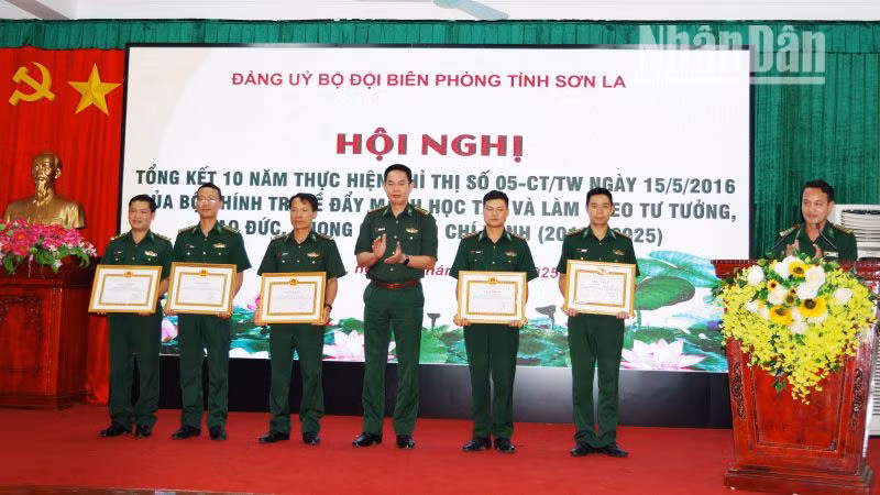 Ban Thường vụ Đảng ủy Bộ Chỉ huy Bộ đội Biên phòng tỉnh Sơn La tặng Giấy khen cho các tập thể và cá nhân tiêu biểu. 